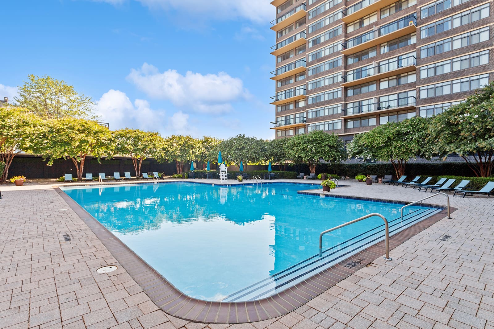 renew-mt-vernon-apartment-homes-for-rent-baltimore-md-21201-pool